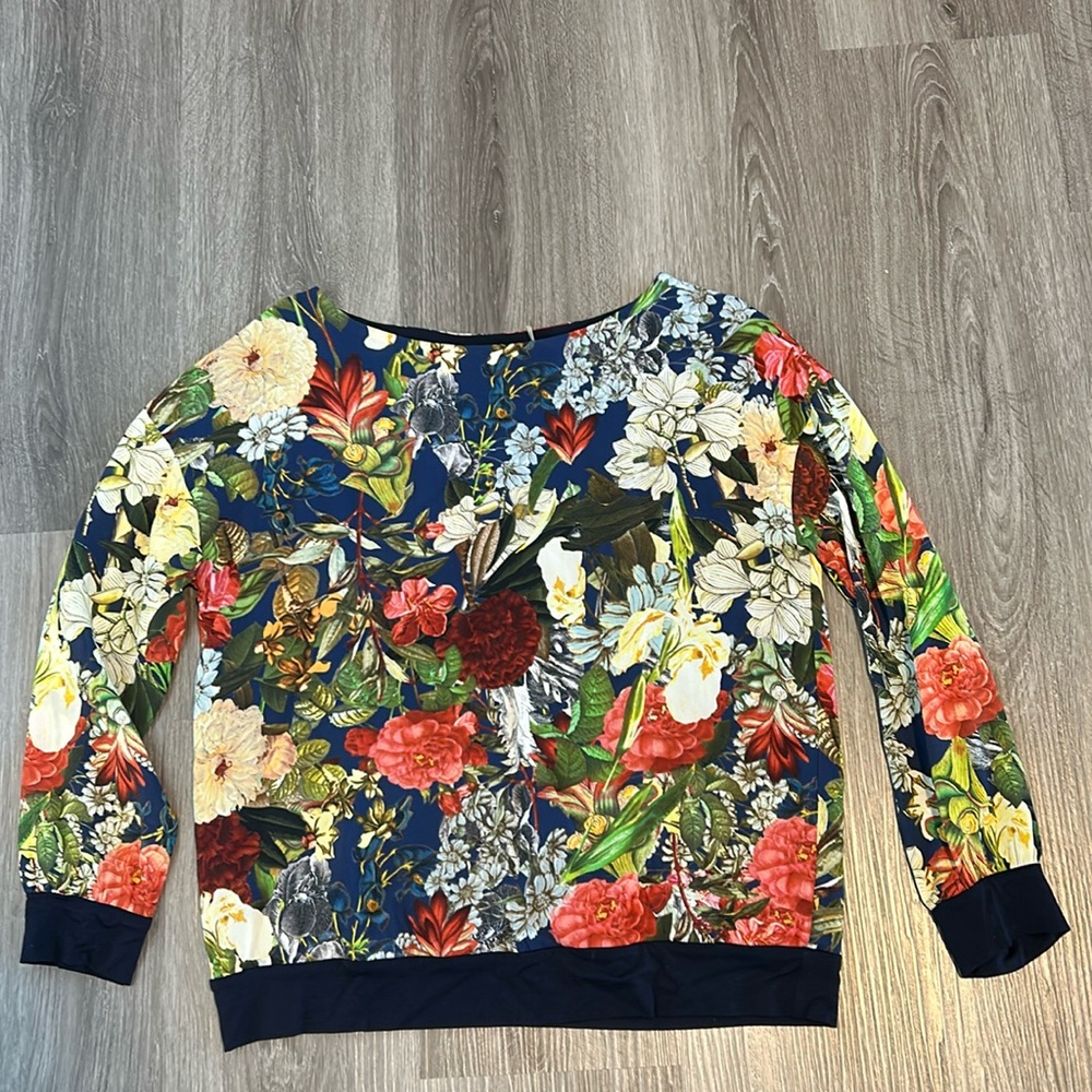 XS Alice and Olivia silk floral top in great condition